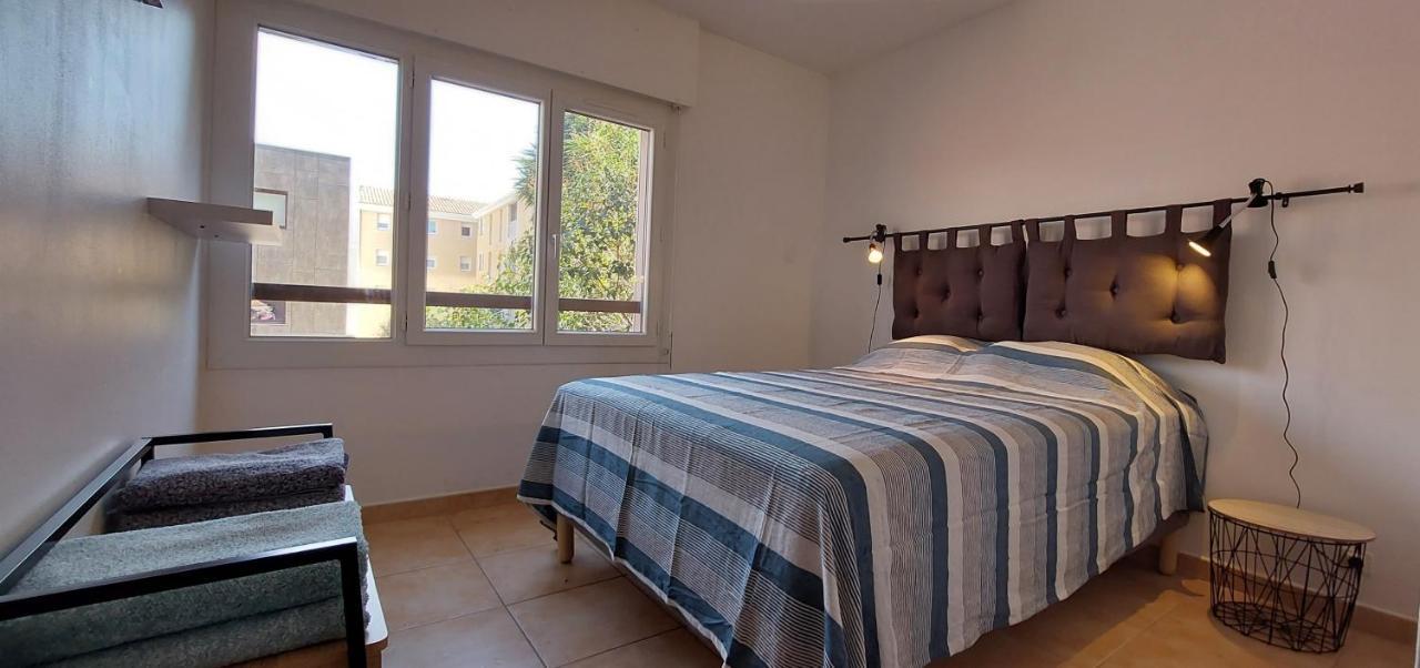 Grand T3: Luminous Central Apartment with Parking Sanary-sur-Mer Exterior photo